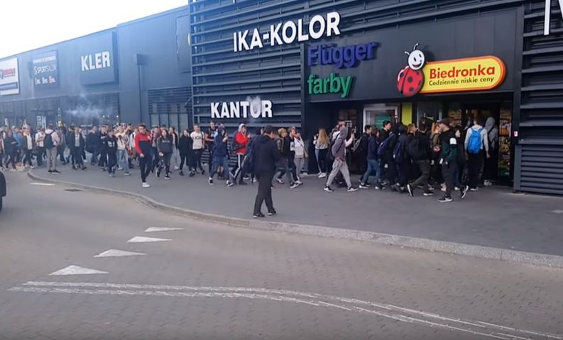 Uczniowie szturmują Biedronkę w Gdańsku