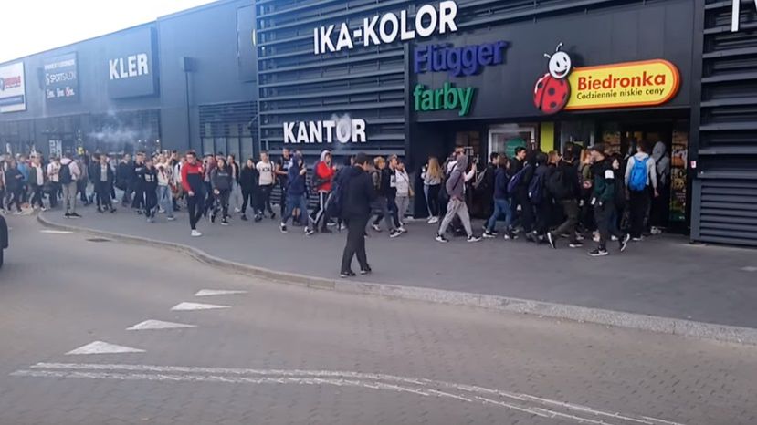 Uczniowie szturmują Biedronkę w Gdańsku