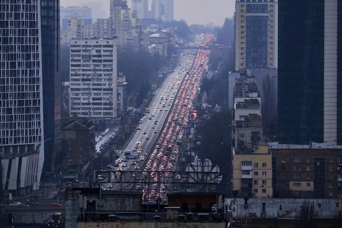 Sznur aut na wyjeździe z Kijowa. Ludzie uciekają ze stolicy Ukrainy 