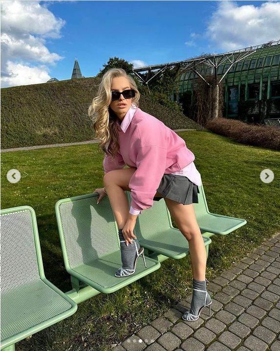 Karolina Pisarek pozuje w bibliotece. "Czuję się jak obcy"
