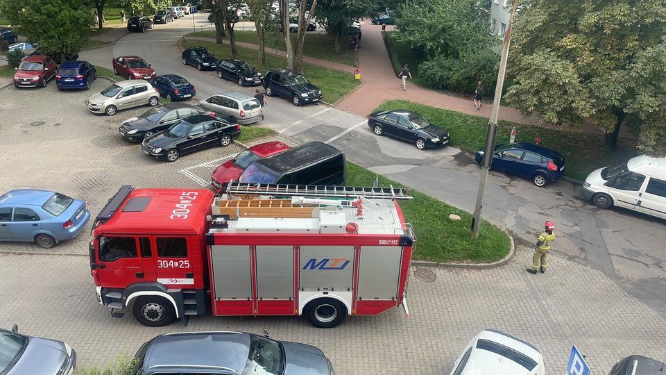 Interwencja straży pożarnej do pożaru mieszkania przy ul. Rogera 6