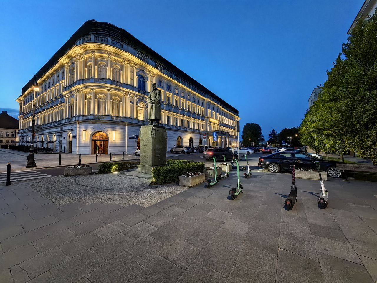 Ultraszeroki kąt o zmroku i nocą nie jest już tak dobry jak za dnia, ale wciąż zachęca do fotografowania