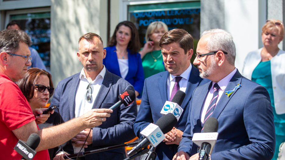 Tarnowskie Góry, 18.07.2022. Minister zdrowia Adam Niedzielski (P) i rzecznik prasowy resortu zdrowia Wojciech Andrusiewicz (2P) podczas konferencji prasowej nt. reformy systemu podstawowej opieki zdrowotnej, 18 bm. w Tarnowskich Górach. (amb) PAP/Tomasz Wiktor