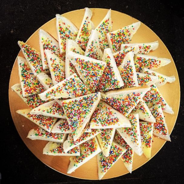 Bardzo łatwo go przyrządzić - wystarczy, że nasmarujesz kawałek chleba stopionym masłem, a następnie posypiesz kolorową posypką.