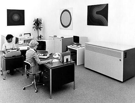 Nie, nie. To nie zdjęcie z ZUS-u. IBM 4331 to ta skrzynia pod ścianą.