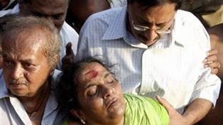 Wdowa po aktorze podczas pogrzebu