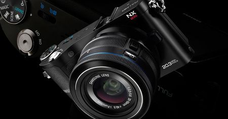 Samsung NX200 idzie na wojnę z 4/3