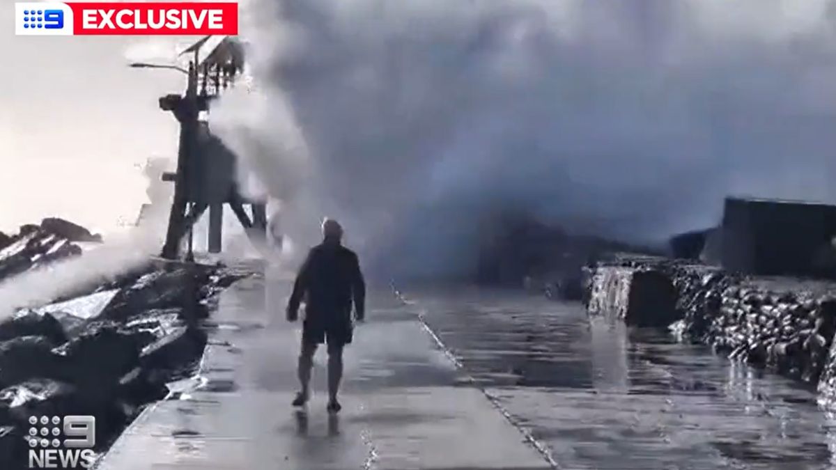 Chcieli zrobić sobie selfie. Przykryła ich fala