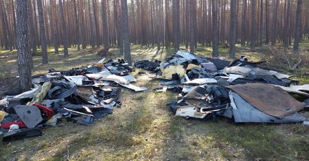 Góra złomu wyrzucona do lasu. Nadleśnictwo mówi, że to plaga