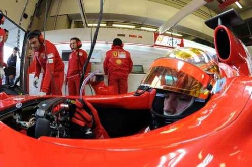 Poczuj się jak Schumacher w symulatorze Ferrari F1! 2