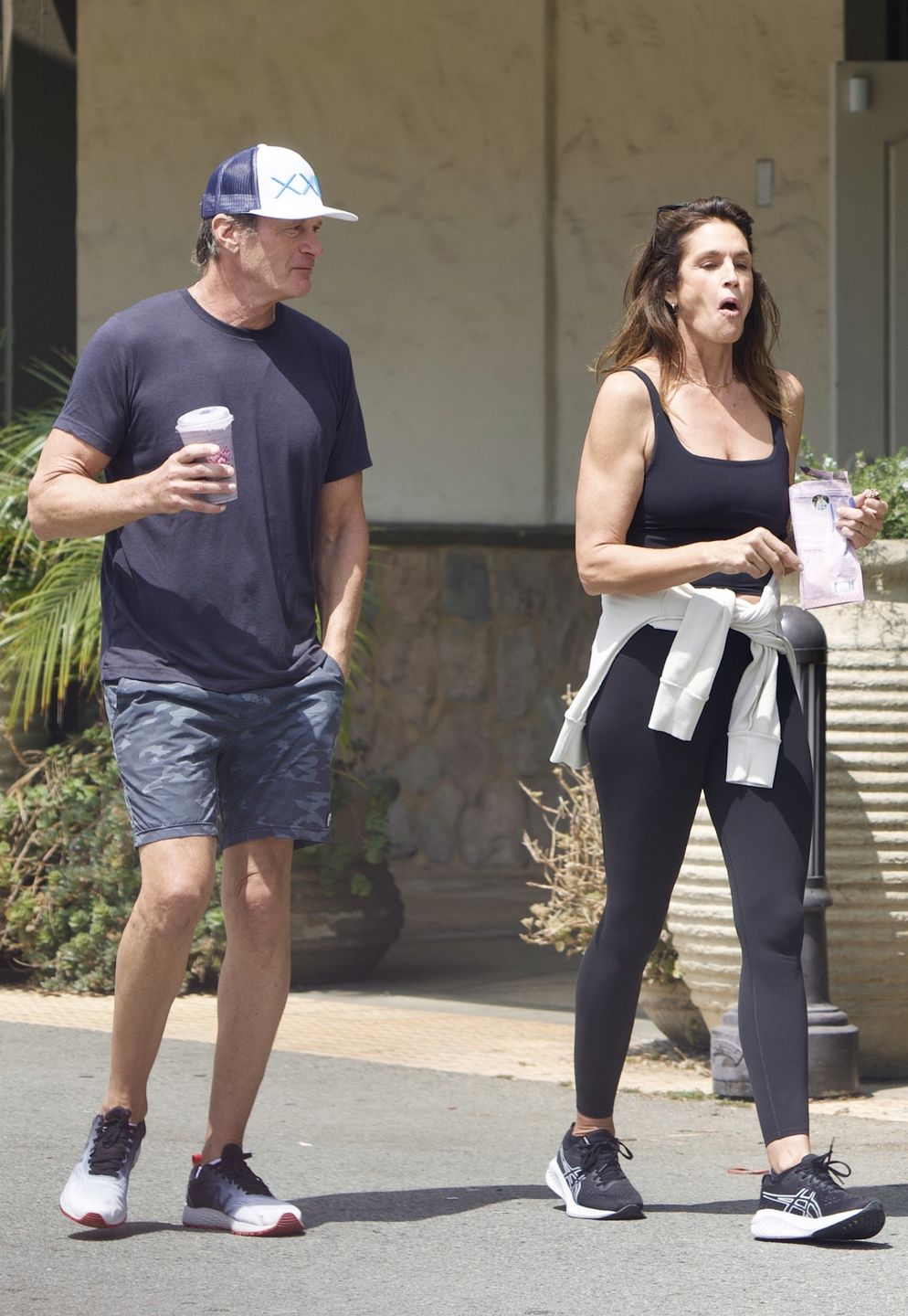 Cindy Crawford maszeruje z mężem po Malibu