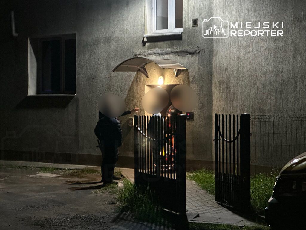 Fot. Miejski Reporter. Mężczyzna z raną kłutą brzucha na klatce schodowej