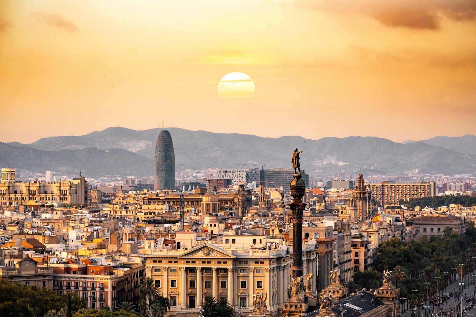 Tanie loty do Barcelony: Sekrety korzystania z atrakcyjnych ofert i odkrywanie katalońskich skarbów
