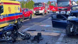 Dramatyczne zderzenie motocykla i toyoty. Kierowcy Harleya nie udało się uratować