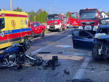 Dramatyczne zderzenie motocykla i toyoty. Kierowcy Harleya nie udało się uratować