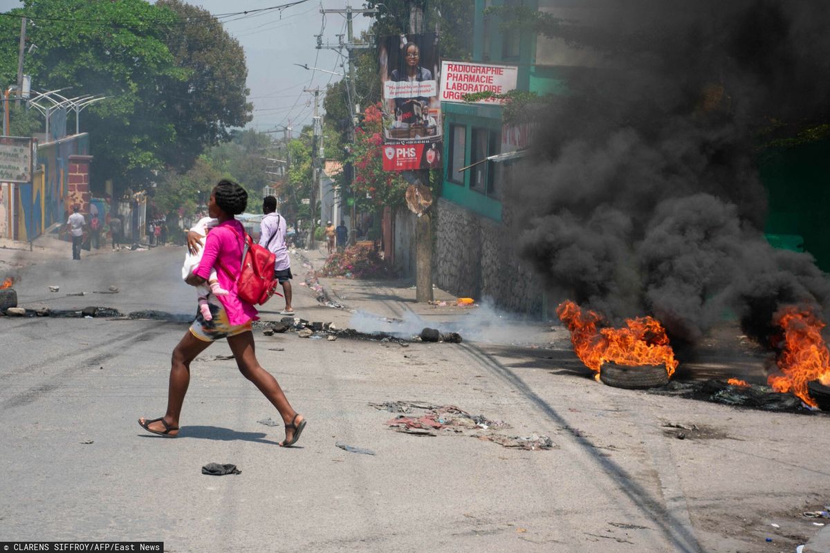 Departament Stanu poinformował w środę, że ze względu na narastającą przemoc amerykański rząd rozpocznie przewożenie swoich obywateli ze stolicy Haiti