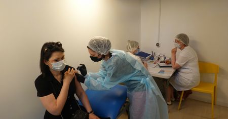 Szczepienia w aptekach. Farmaceuci są gotowi, ale czy będą mieli kogo szczepić?