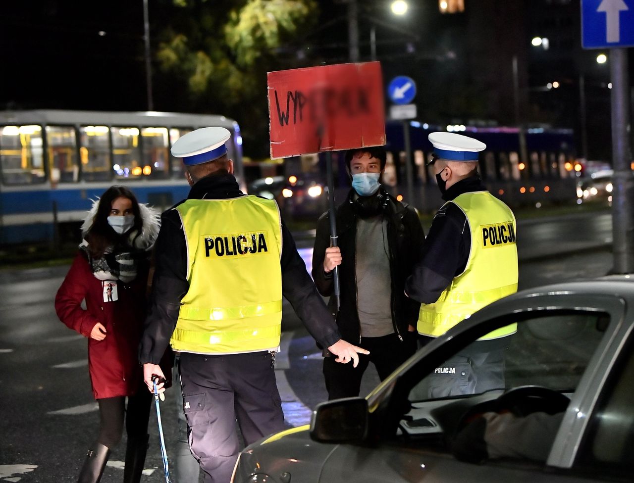 Strajk kobiet. Wrocław. "Marsz tysiąca zniczy" przeszedł przez miasto. Znicze znów zapłonęły pod siedzibą PiS