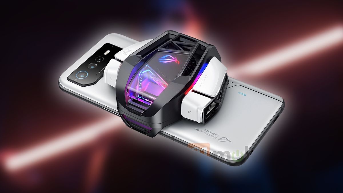 ASUS ROG Phone 6 z ogromnym wiatrakiem z tyłu.