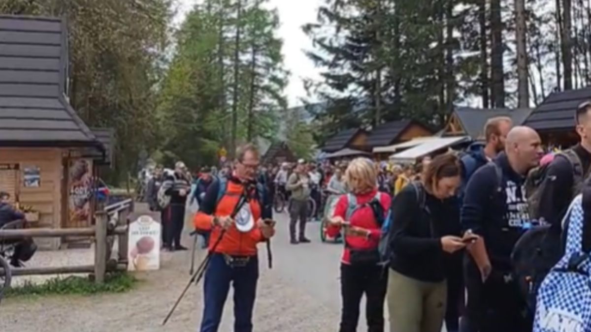 Tłumy turystów w Zakopanem. Długie kolejki przed wejściem do Doliny Chochołowskiej.