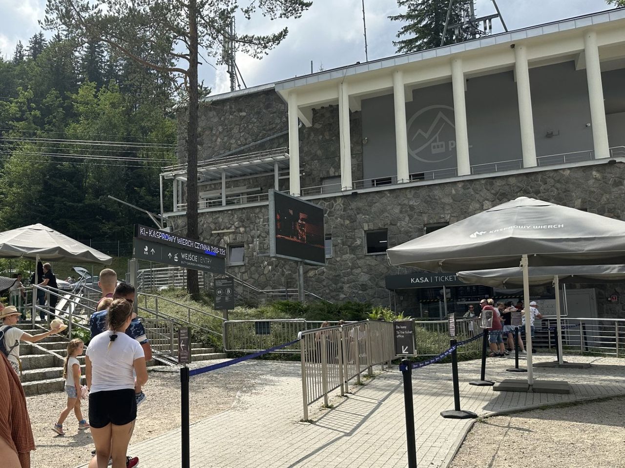 "Kolejki jeżdżą prawie puste". Cena odstrasza, wolą iść pieszo