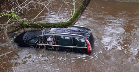 Wjechała samochodem do rzeki. Prąd zaczął porywać auto