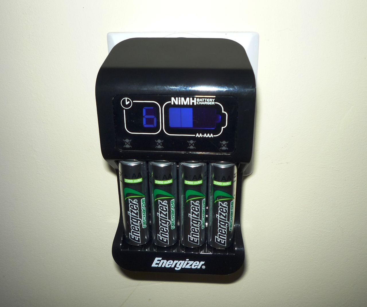 Energizer Intelligent informuje o pozostałym czasie i stopniu naładowania akumulatorów