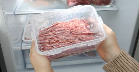 Rzeźnik wymienił zasady mrożenia mięsa, żeby nie skończyć z zatruciem. Kluczowa nie tylko temperatura