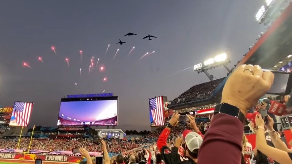 Spektakularny przelot bombowców podczas Super Bowl w USA