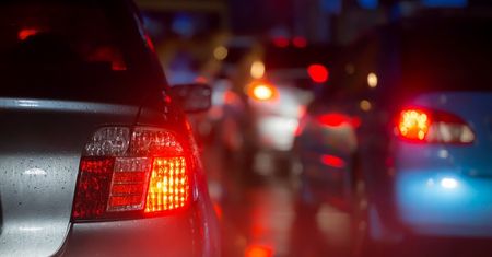 Komunikacyjny paraliż na ul. Diamentowej. Od dziś obowiązuje tam ruch wahadłowy, kierowcy tkwią w korkach