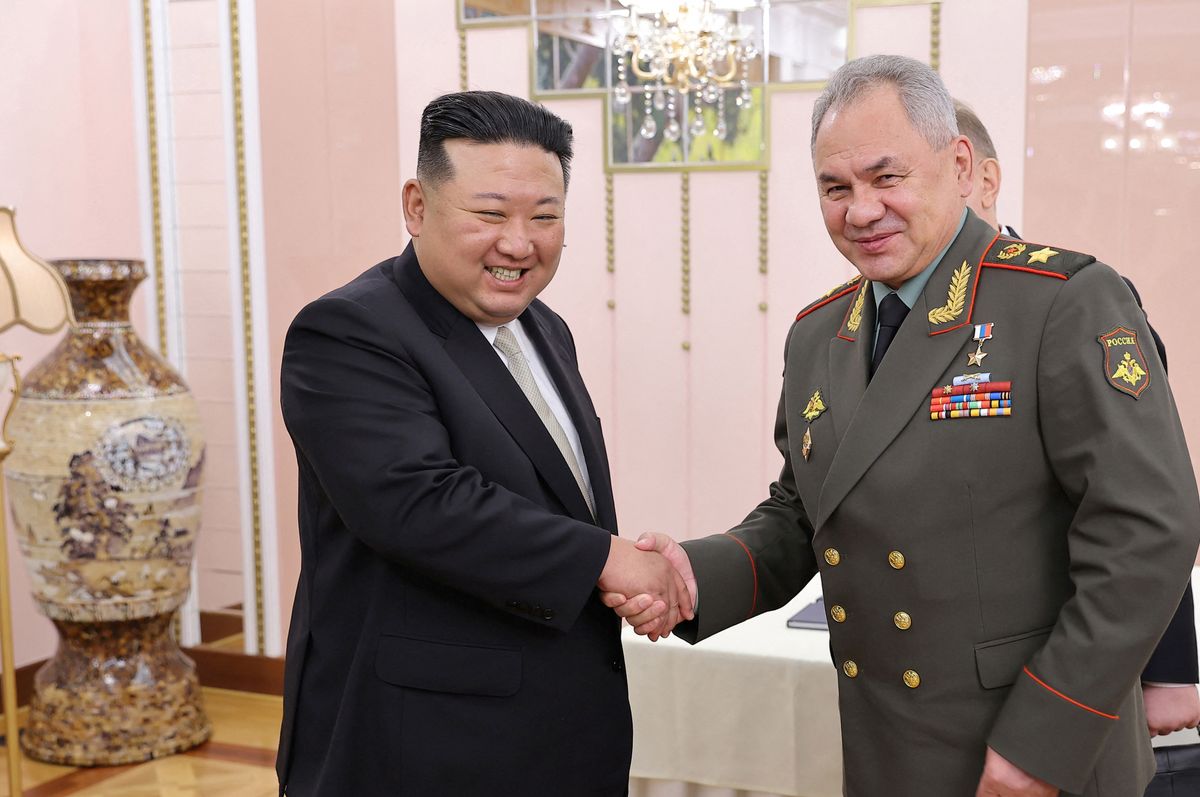 Przywódca Korei Północnej Kim Dzong Un i Siergiej Szojgu, minister obrony Rosji