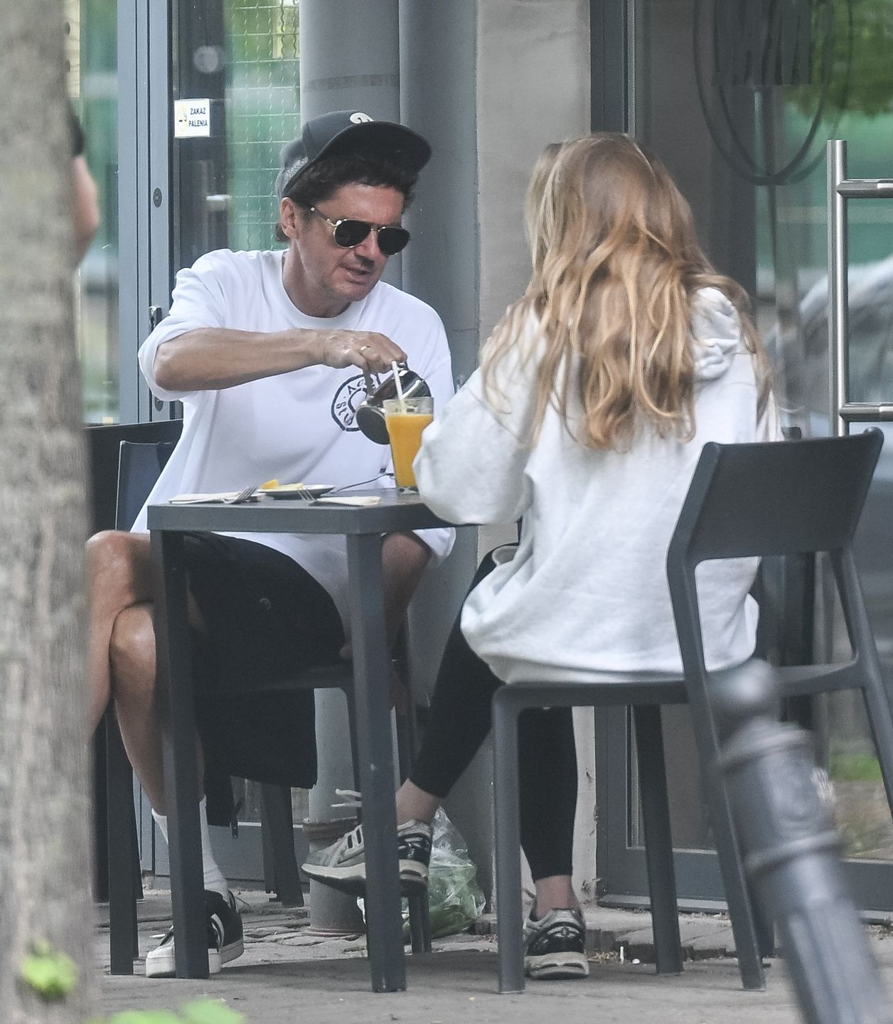 Kuba Wojewódzki pałaszuje lunch w towarzystwie ukochanej
