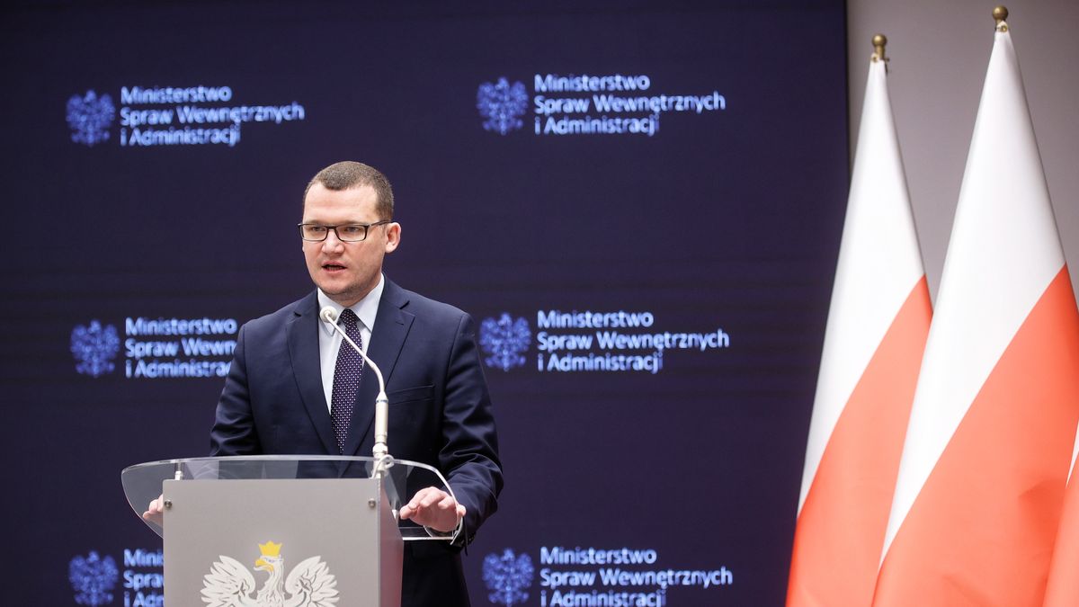 Na zdjęciu Paweł Szefernaker w czasie konferencji prasowej