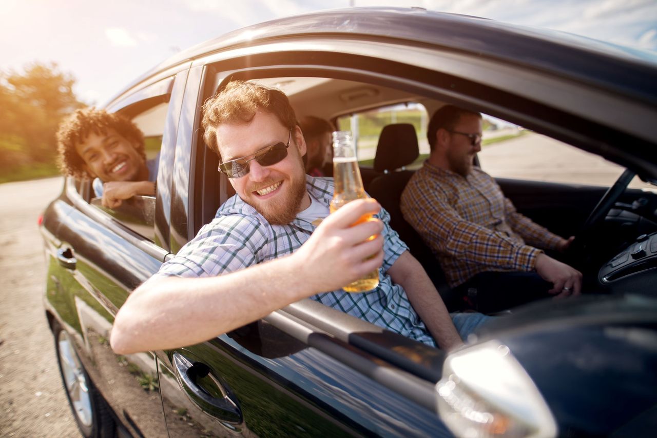 Ci, którzy spożywają w autach alkohol uważając, że są bezpieczni, mylą się.