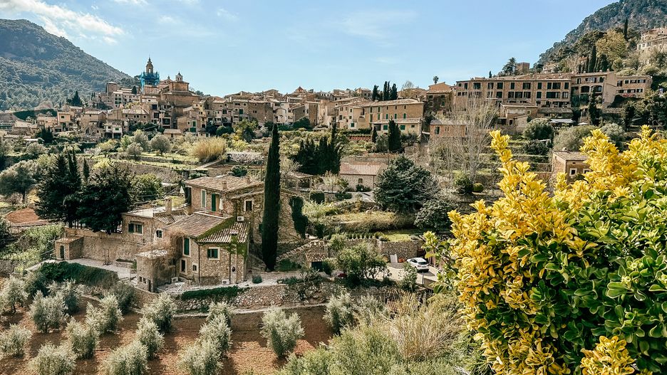 Valldemossa zachwyca położeniem w sercu gór Serra Tramuntana
