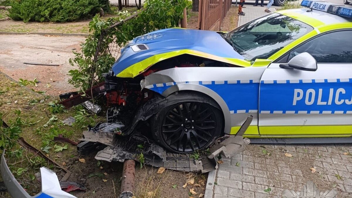 Policyjny Mustang po kolizji