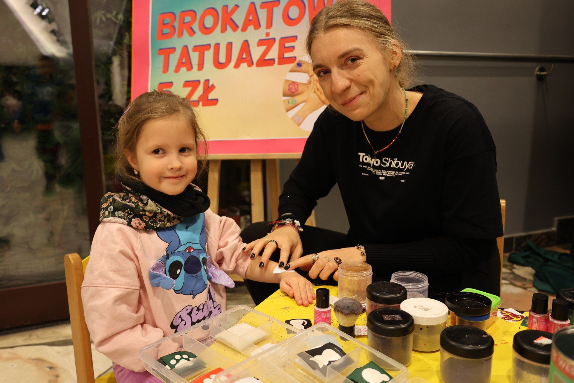 Brokatowe tatuaże - jedna z ulubionych atrakcji najmłodszych uczestników wydarzenia
