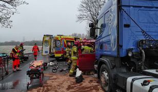 Zderzenie samochodu ciężarowego z busem. Jedna ofiara śmiertelna