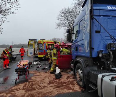Zderzenie samochodu ciężarowego z busem. Jedna ofiara śmiertelna