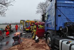 Zderzenie samochodu ciężarowego z busem. Jedna ofiara śmiertelna