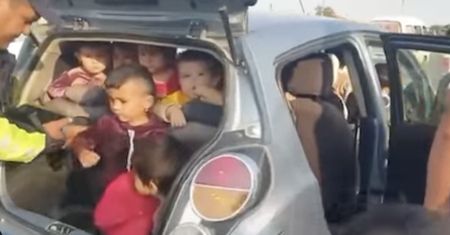 Cała grupa w jednym aucie. Nauczycielka z Uzbekistanu wprawiła w osłupienie służby drogowe
