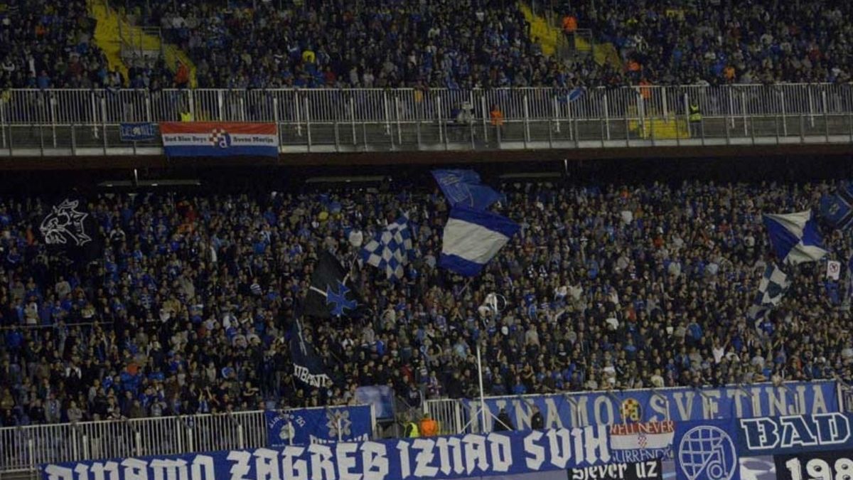 Kibice Dinama Zagrzeb na stadionie