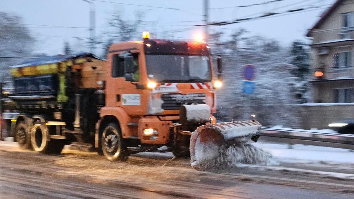 Pługosolarka usuwająca z jezdni mokry śnieg