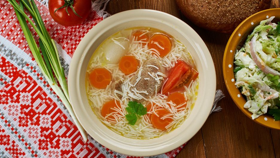 Rosół nabierze aromatu, jeśli dodasz do niego pół jabłka