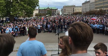 Rafał Trzaskowski przemawiał w Poznaniu. Na placu wielki tłum, PiS i dziennikarze o złamaniu obostrzeń