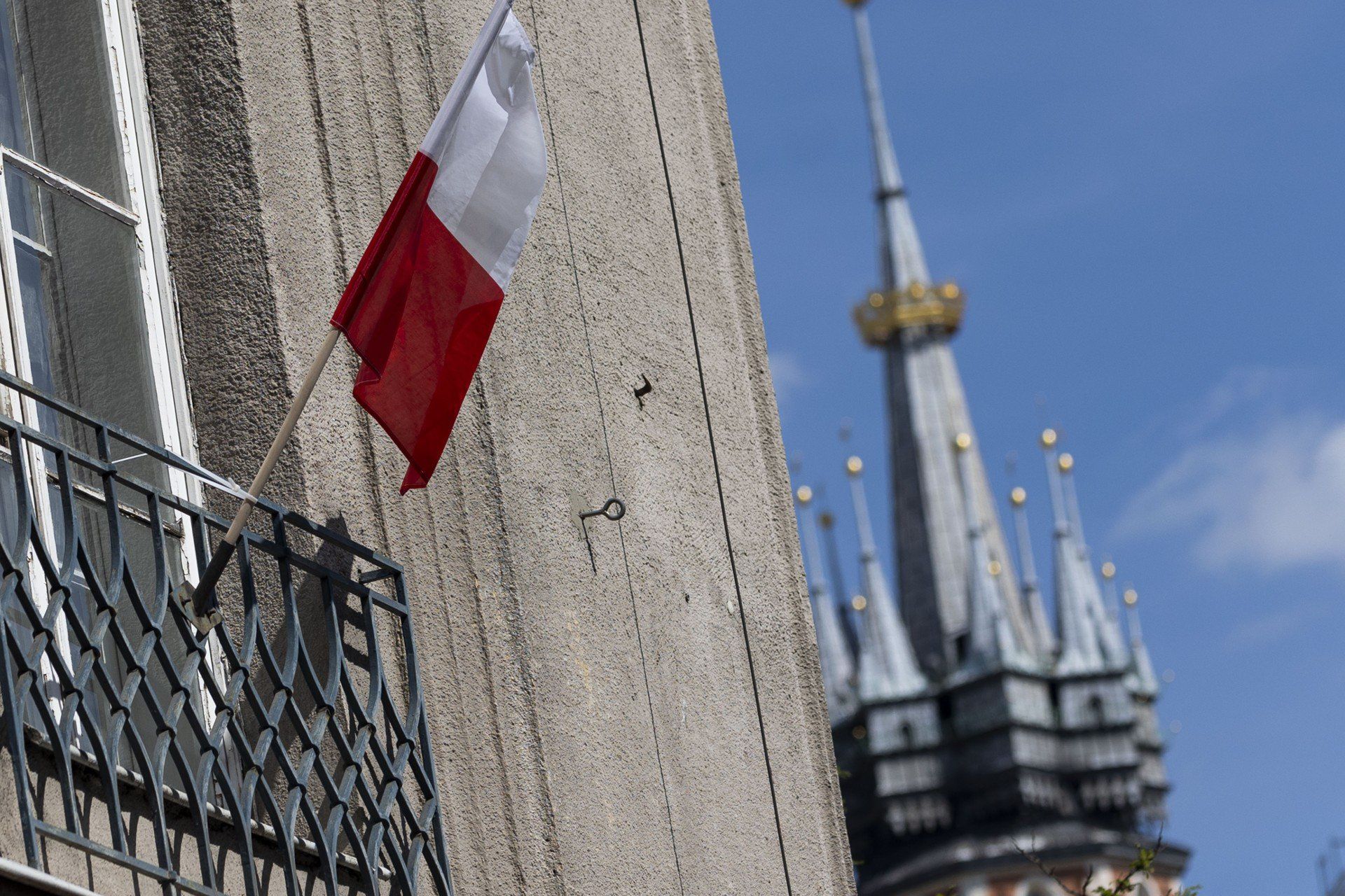 Kraków pamięta o powstańcach. Na ważnych budynkach w mieście pojawiły się biało-czerwone flagi.