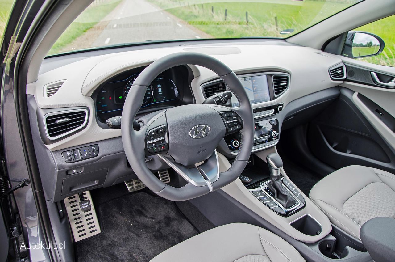 Uporządkowany, ergonomiczny i ładny kokpit - dobry kierunek Hyundaia