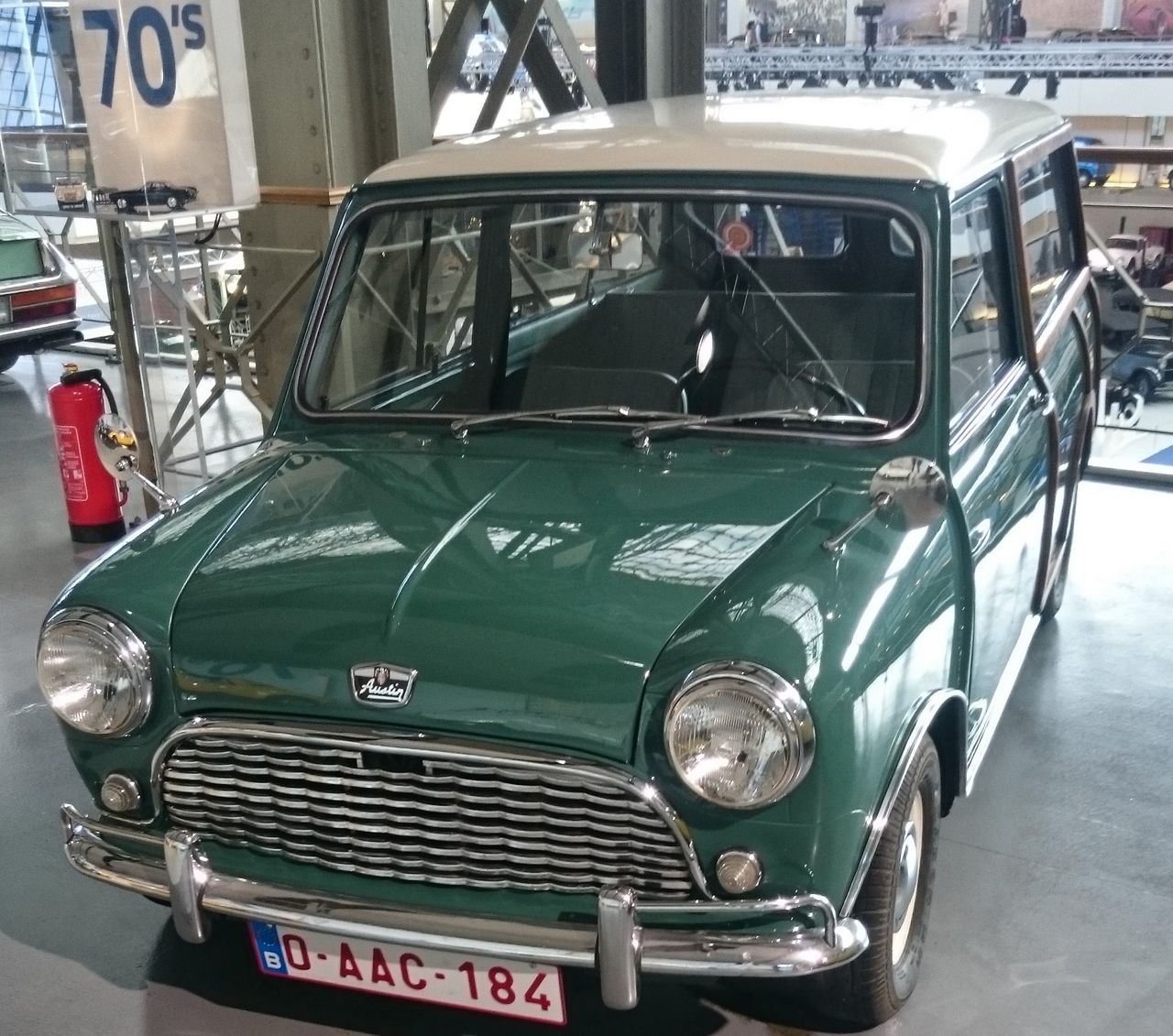 Mini Austin Countryman Mk1 1966. 4-cyl silnik o pojemności 848 cc produkujący 34,5KM na przednie koła był w stanie rozpędzić auto do 115km/h