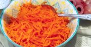 Dodaj zamiast jabłka czy ananasa. Inny owoc wnosi surówkę z marchewki na zupełnie nowy poziom smaku