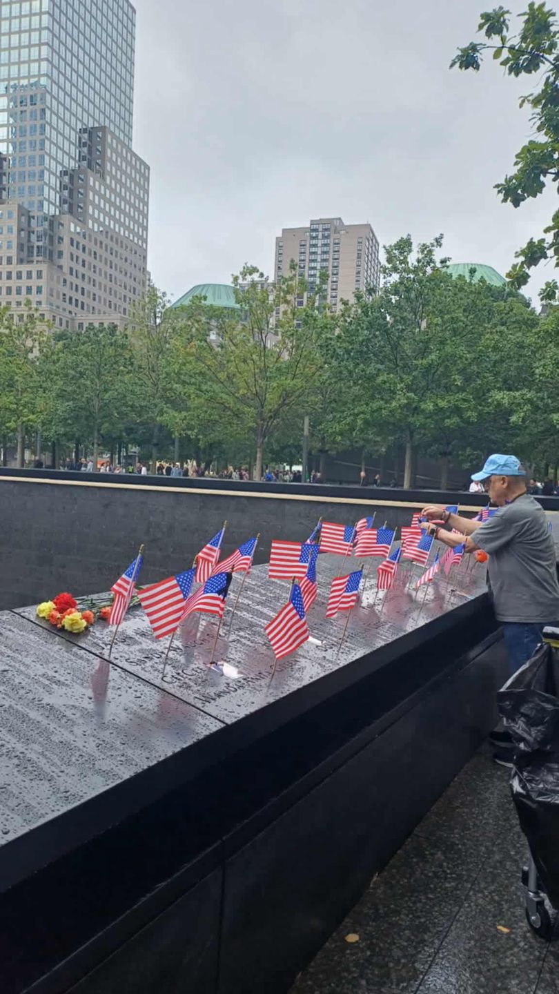 Dziś zobaczyć tam można pozostawione flagi USA